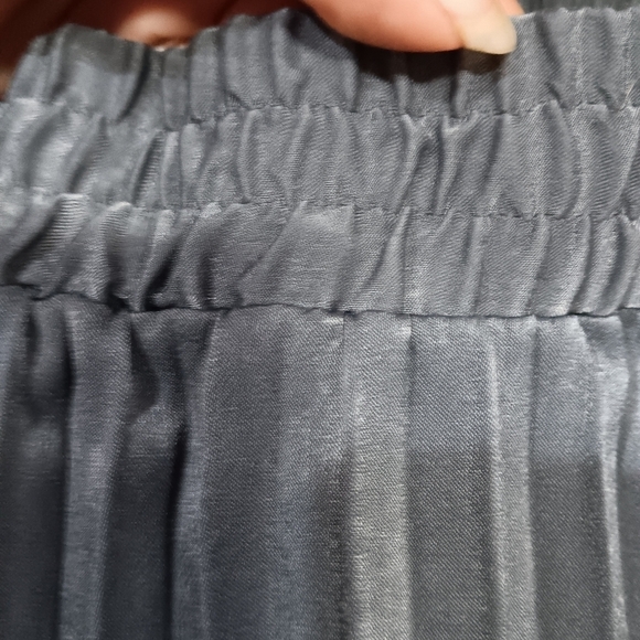 NWT Long gray pleated by max studio size Large - Picture 2 of 4
